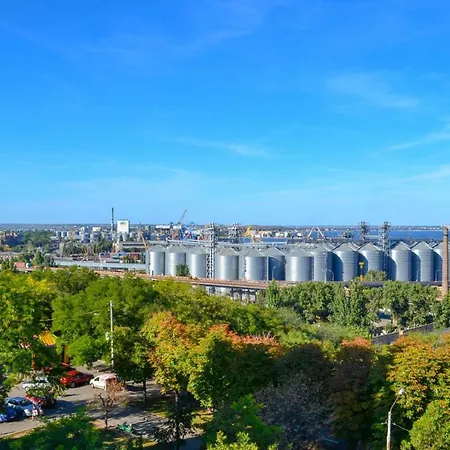 Cozy 2-room On Zhvanetsky Boulevard 公寓